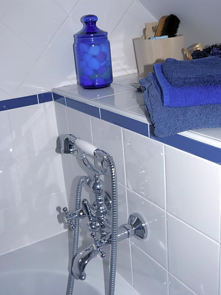 Les Petits Matins Bleus - Chambres d'hôtes "Les Pommiers"