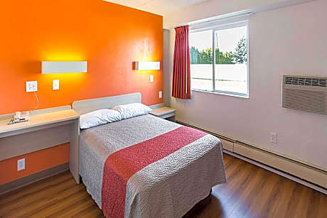 1 Queen Bed | ADA/Tub/Micfridge