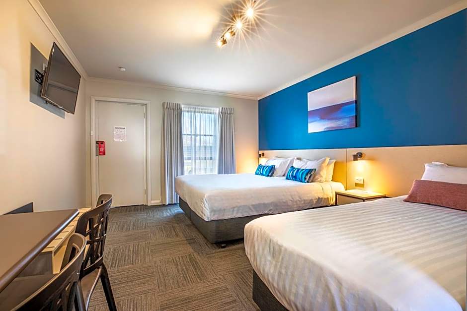 Nightcap at Riverside Hotel