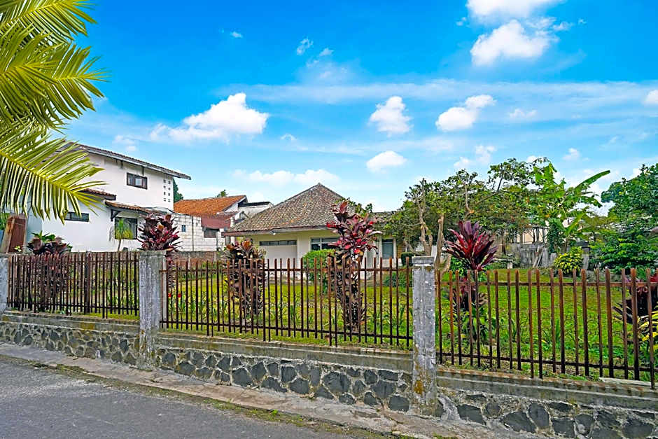 OYO Life 92694 Kost Nino