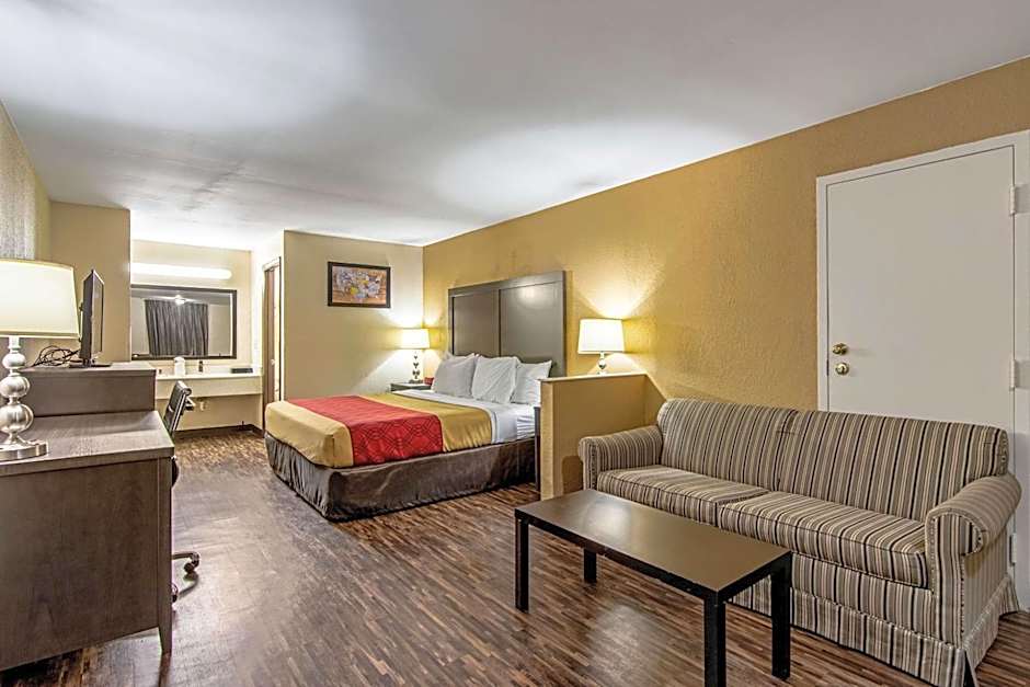 Econo Lodge Inn & Suites East