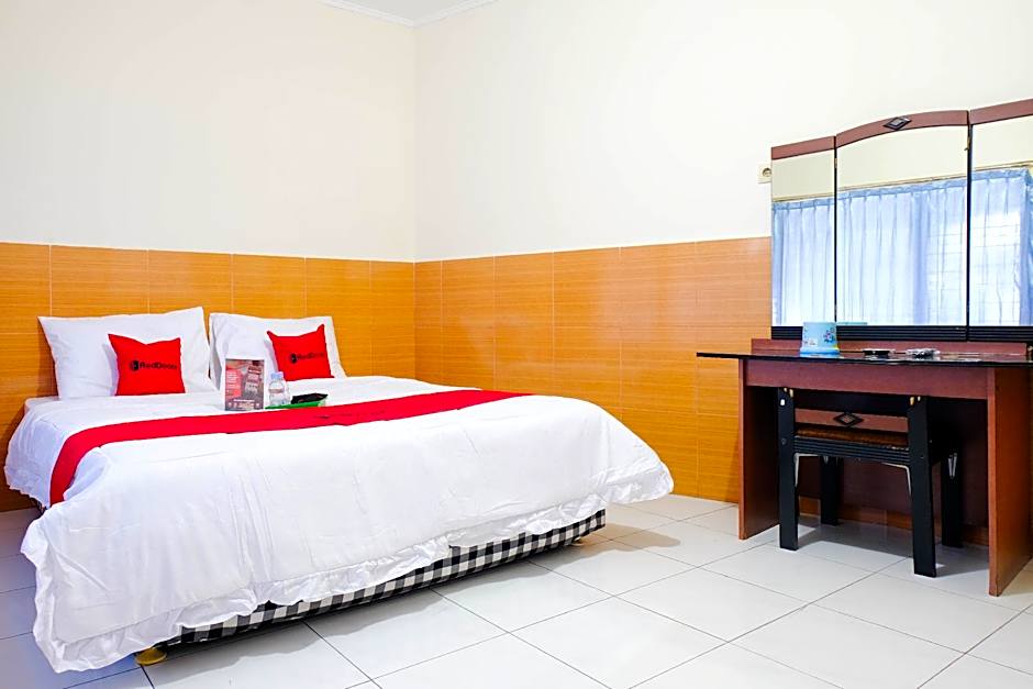 RedDoorz near STAB Syailendra Kopeng