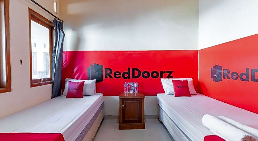 RedDoorz near Pasar Pagi 2 by Cassana