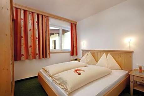 Comfort Two-Bedroom Apartment with Mountain View