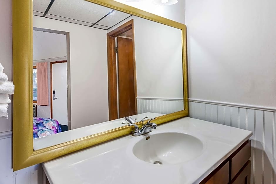Knights Inn - Mackinaw City, MI