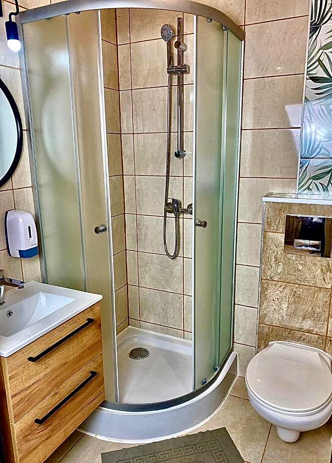 Old Tree Home & Restaurant