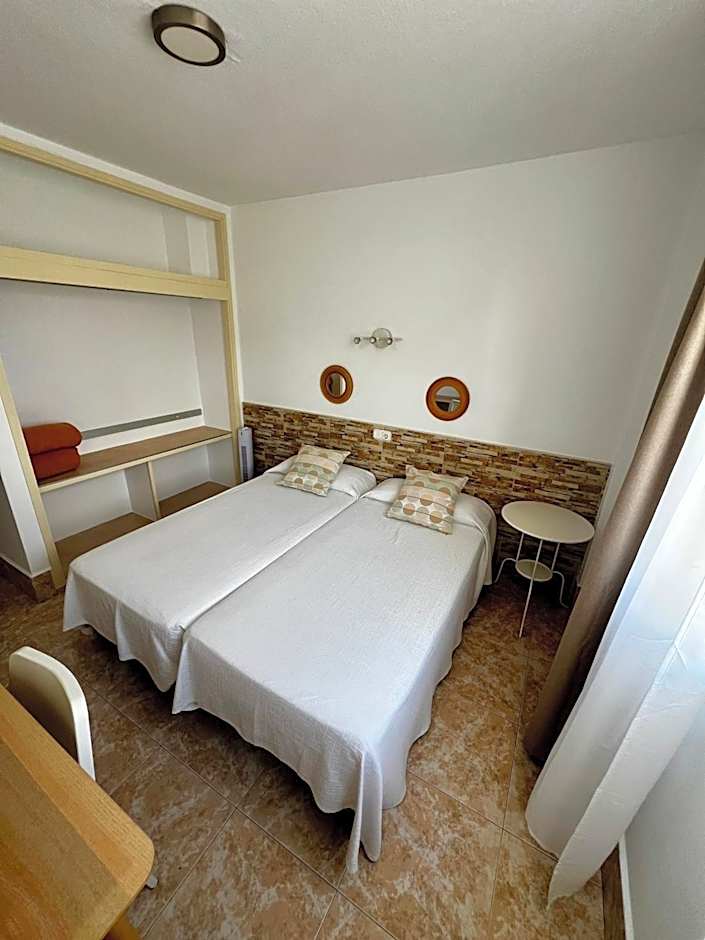 Hostal Residencia Cardona