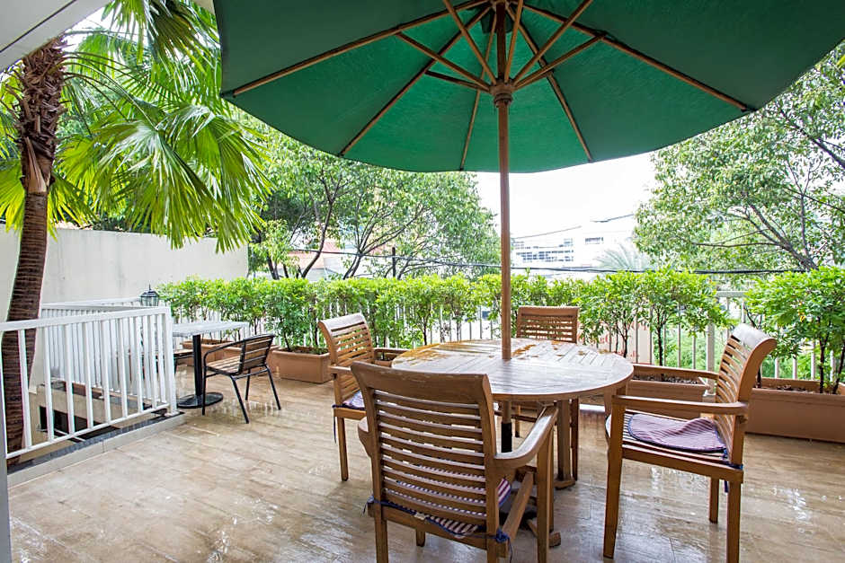 RedDoorz Plus Syariah near Mall Pondok Indah