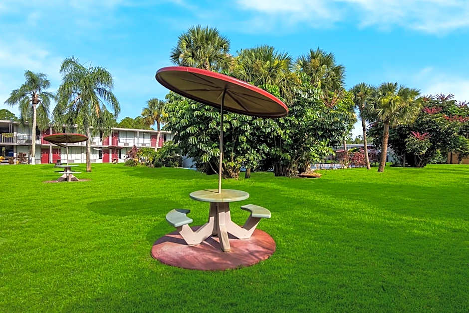 HomeTowne Studios by Red Roof Vero Beach - I-95