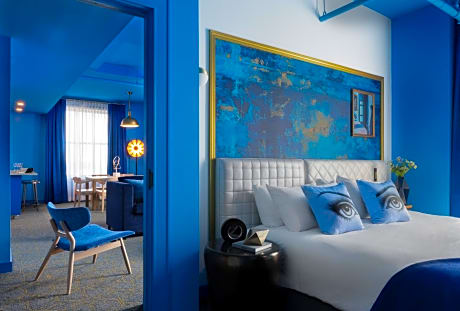 One-Bedroom Blue King Suite with Kitchenette