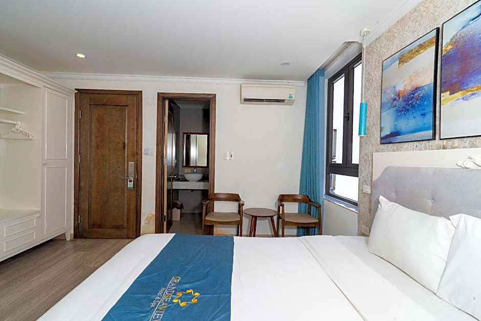 Photo 1 of 2 of Deluxe 1 Queen Bed, City View