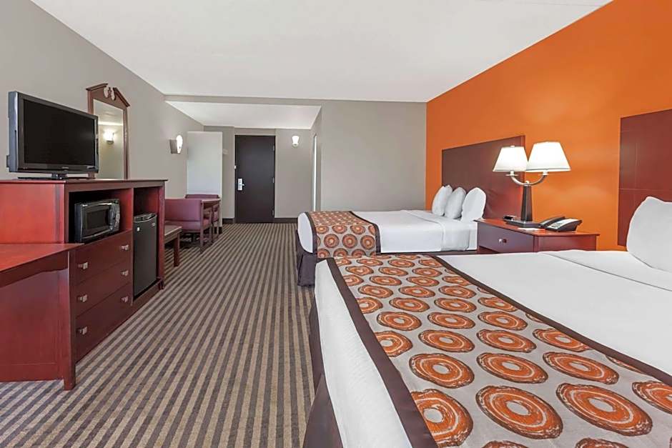 Howard Johnson by Wyndham Arlington Ballpark / Six Flags