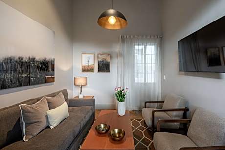 Deluxe Queen Suite