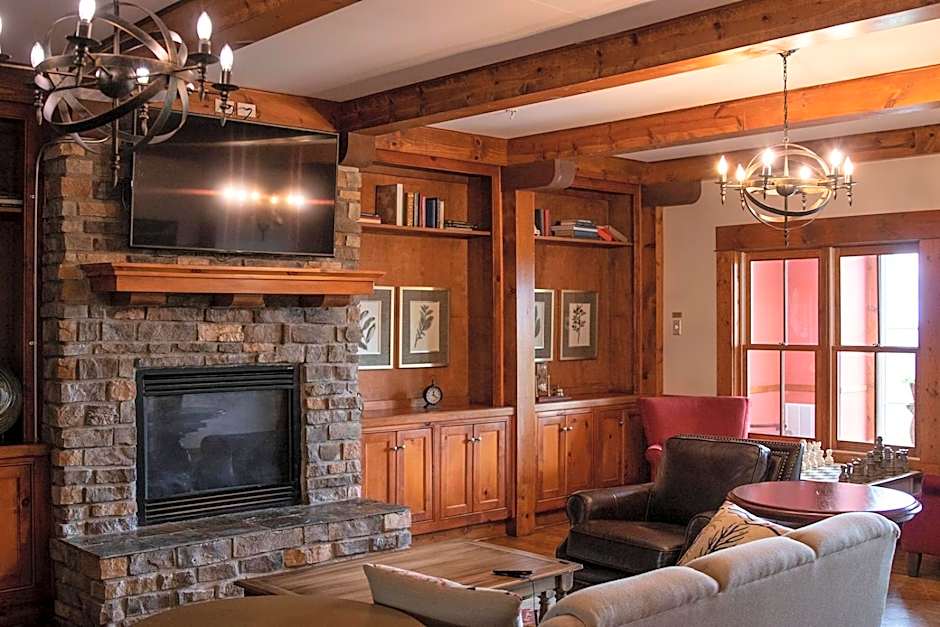 HH 207 Ski-InOut Sunrise Views Village Steps Sleeps 4
