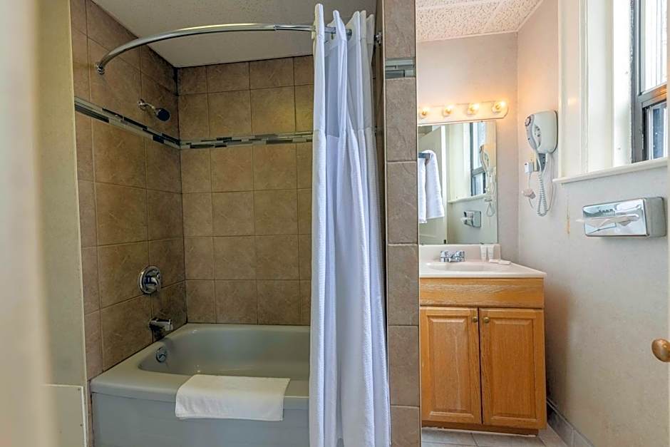 Prince Arthur Waterfront Hotel & Suites