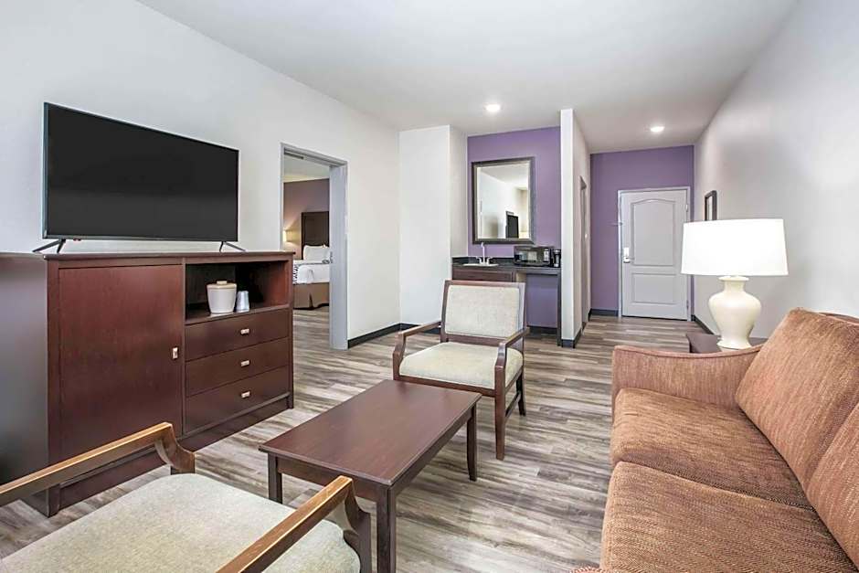 La Quinta Inn & Suites by Wyndham DFW Airport West - Euless