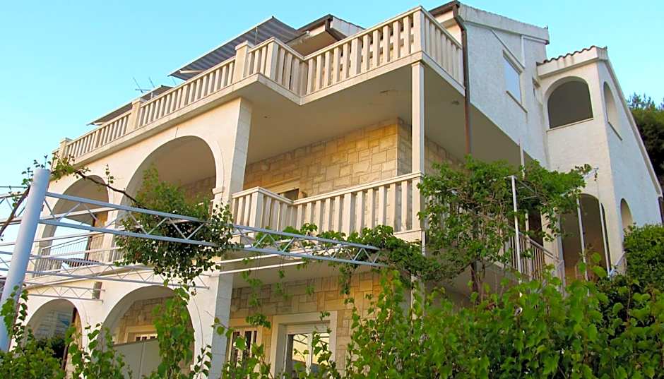 Beautiful apartment for two persons with sea view in Trogir near the beach