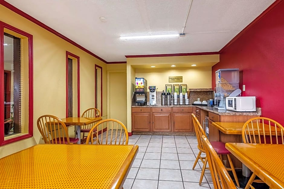 Econo Lodge Airport near Billy Graham Parkway