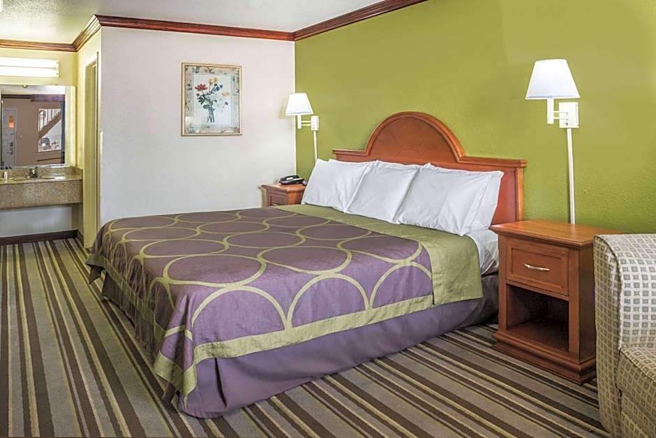 Super 8 by Wyndham San Marcos