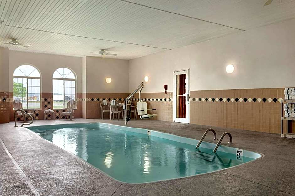 Country Inn & Suites by Radisson, Nevada, MO