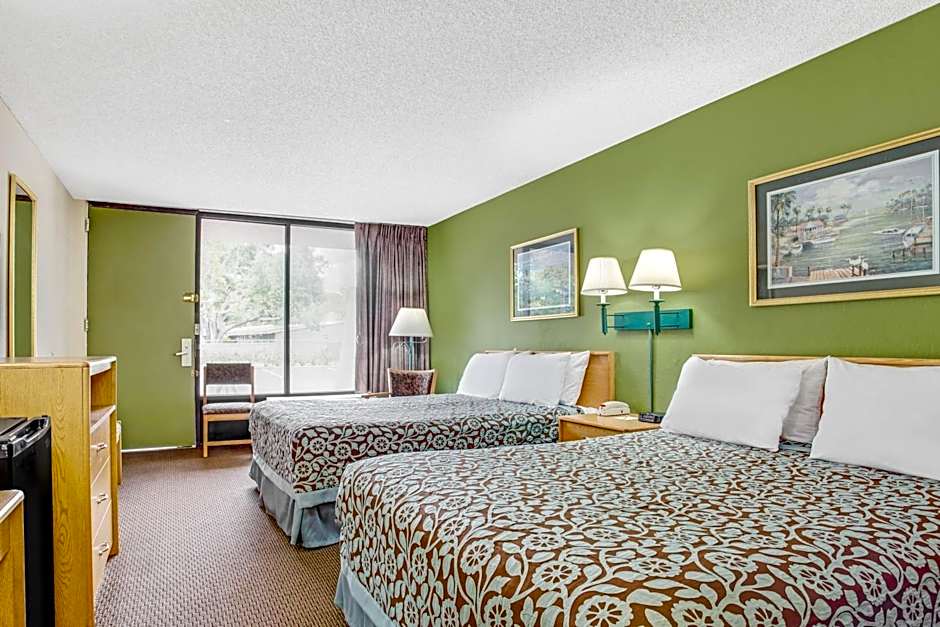 Days Inn by Wyndham Bradenton - Near the Gulf