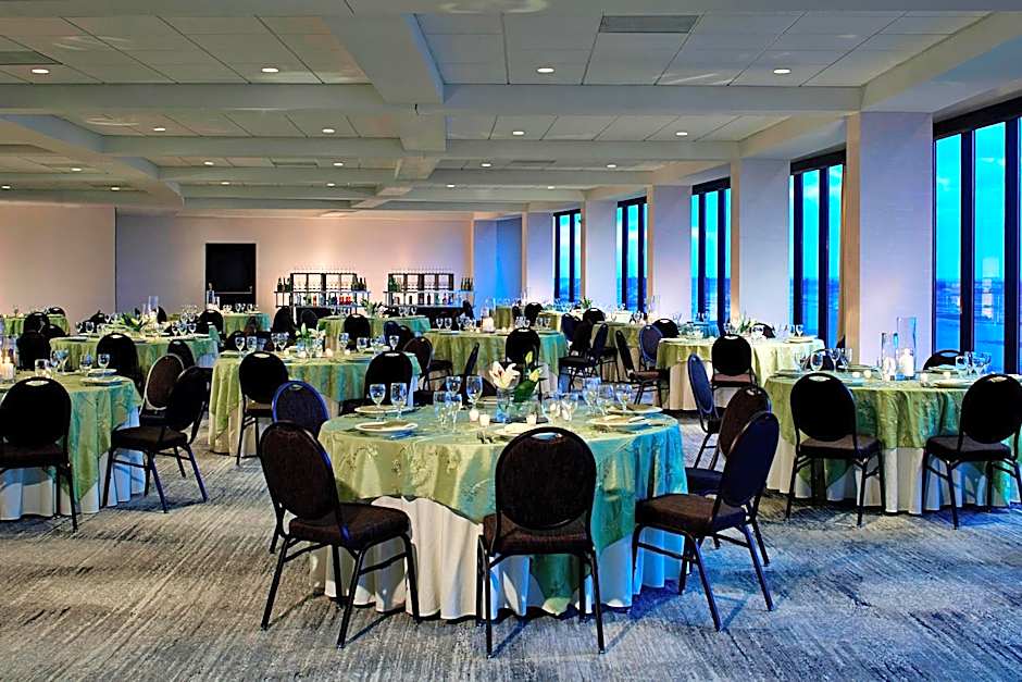 Renaissance by Marriott St. Louis Airport Hotel