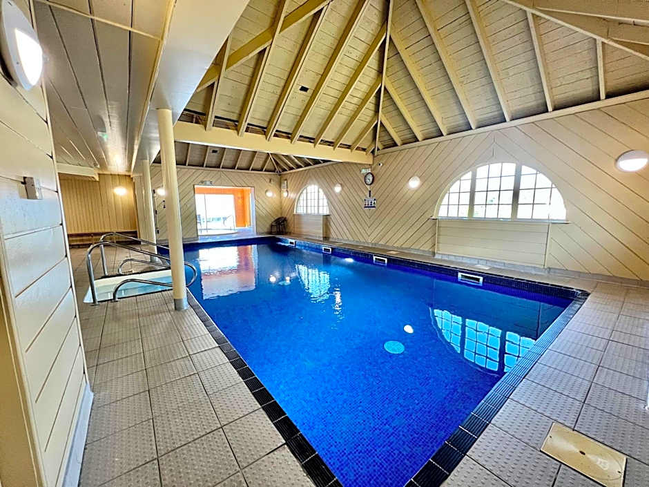 Hollytree Hotel and Swimming pool