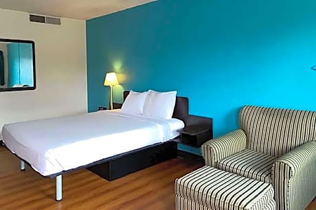 1 Queen Bed Efficiency Room Non-Smoking