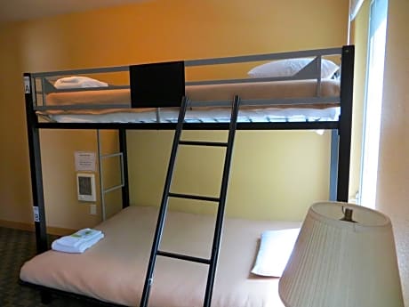 Single Bed in Mixed Dormitory Room