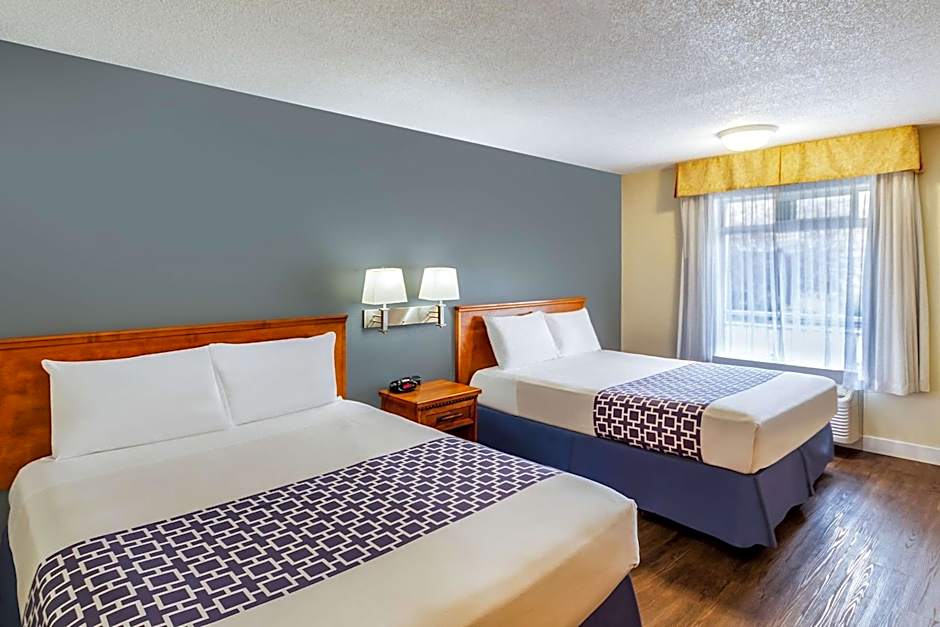 Econo Lodge Inn & Suites University