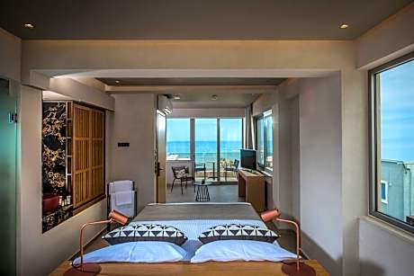 Deluxe Suite with Sea View and Jacuzzi