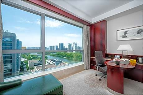 Deluxe king bed room (Reserve at least one week in advance to enjoy two complimentary daily laundry services and a discount voucher for Madr 99 restaurant)
