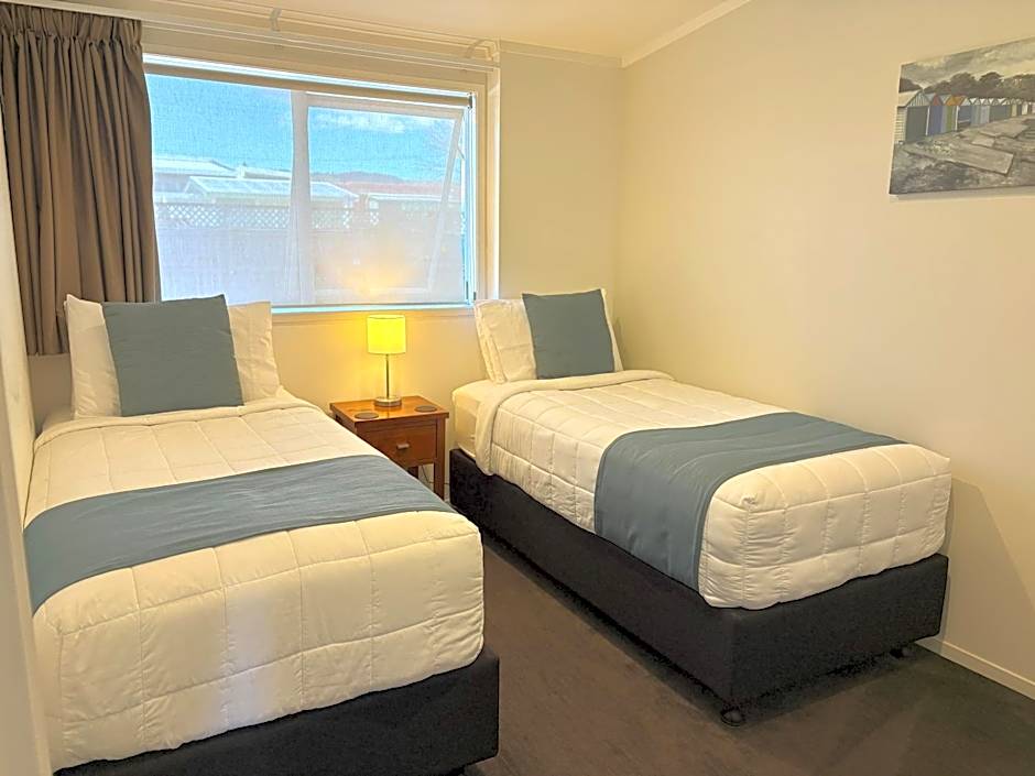 Baileys At The Beach Motel