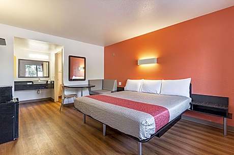 1 King Bed | Mobil Access Tub Nsmk Micfridg