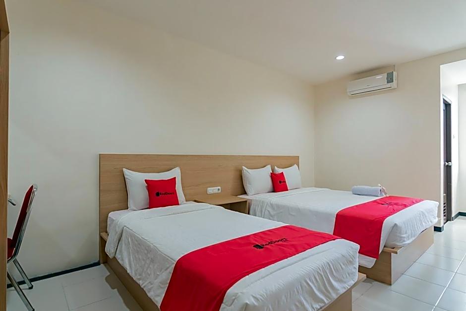 RedDoorz Syariah Plus near Tanjungpura University 2 Pontianak