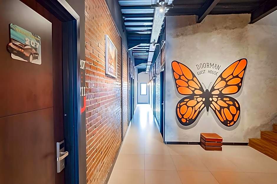 RedDoorz Plus @ Doorman Guest House