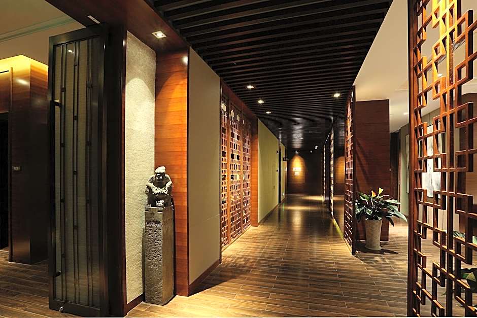 HUALUXE Yangjiang City Center By IHG