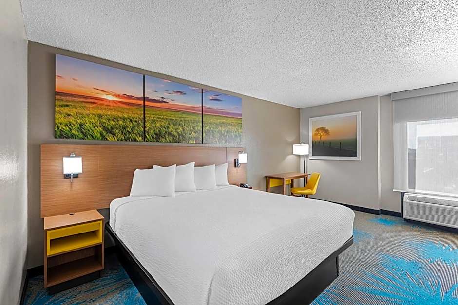 Days Inn & Suites by Wyndham Cedar Rapids