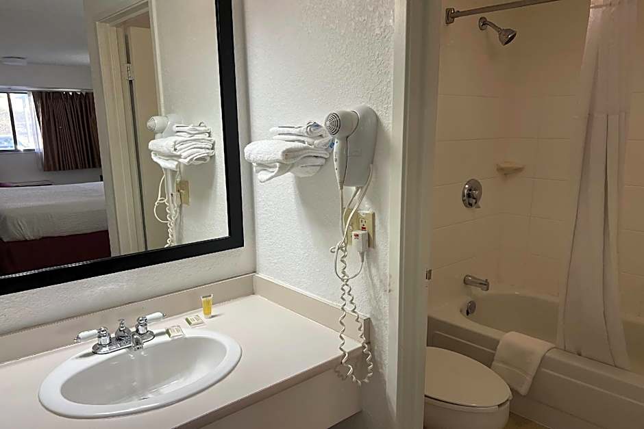 Days Inn by Wyndham Overland Park