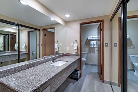 Suite-2 Queen Beds Non-Smoking Separate Bedroom Sofabed Dining Area Kitchenette Full Breakfast