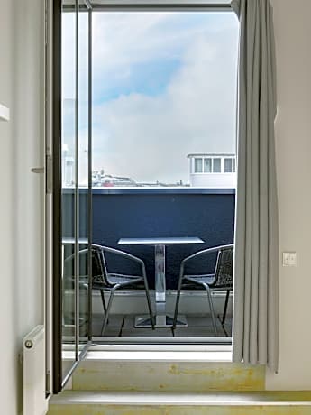 Large Studio with Kitchenette and Balcony