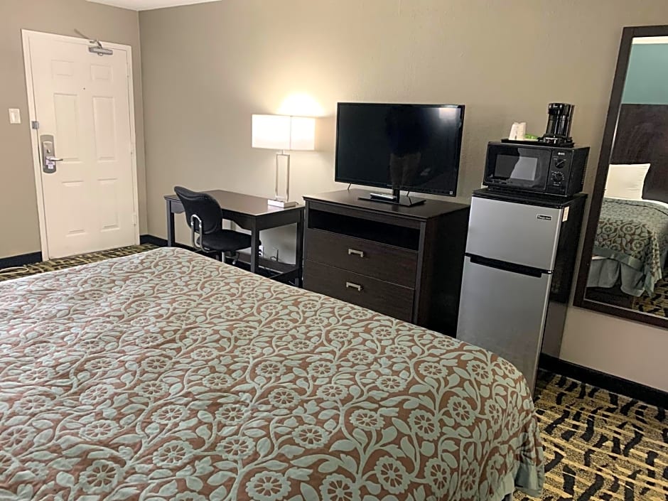 Days Inn & Suites by Wyndham Collierville Germantown Area