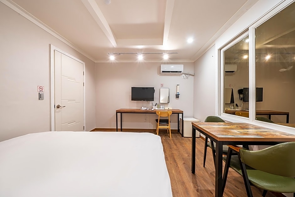 Check Inn Hotel