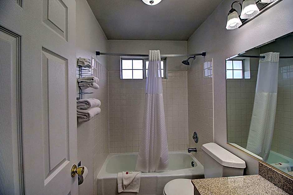 Days Inn & Suites by Wyndham Lolo