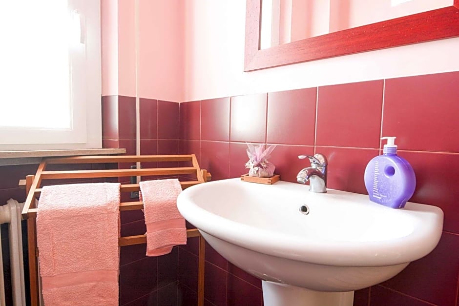 Casa Fuori Casa - 200 mt dal casello autostradale, parcheggio gratuito, garage moto