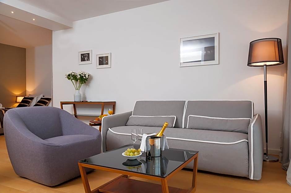 Residence by Vestibul Palace