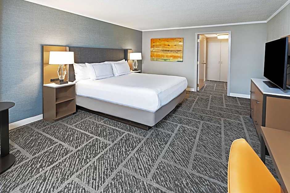 DoubleTree By Hilton Hotel Tulsa At Warren Place