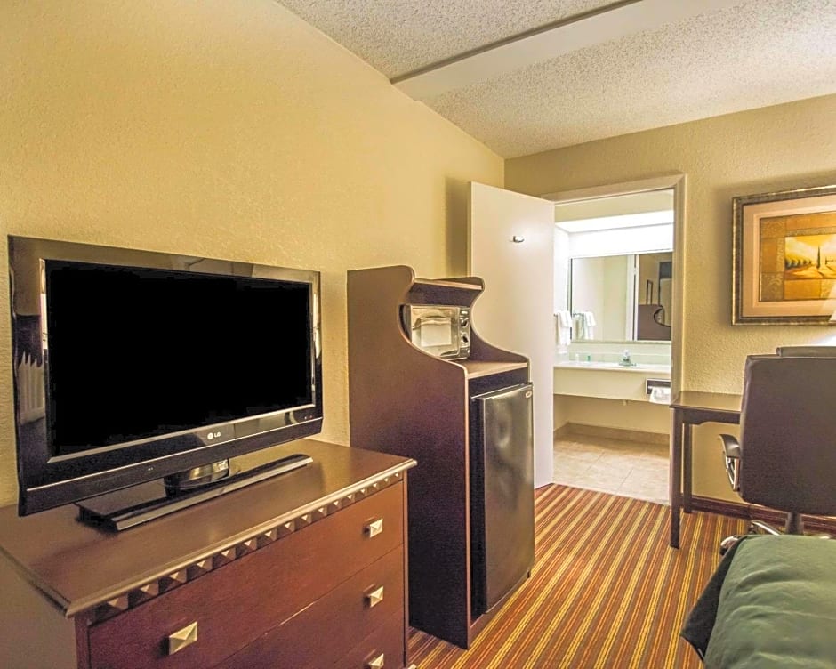 Quality Inn & Suites At Tropicana Field