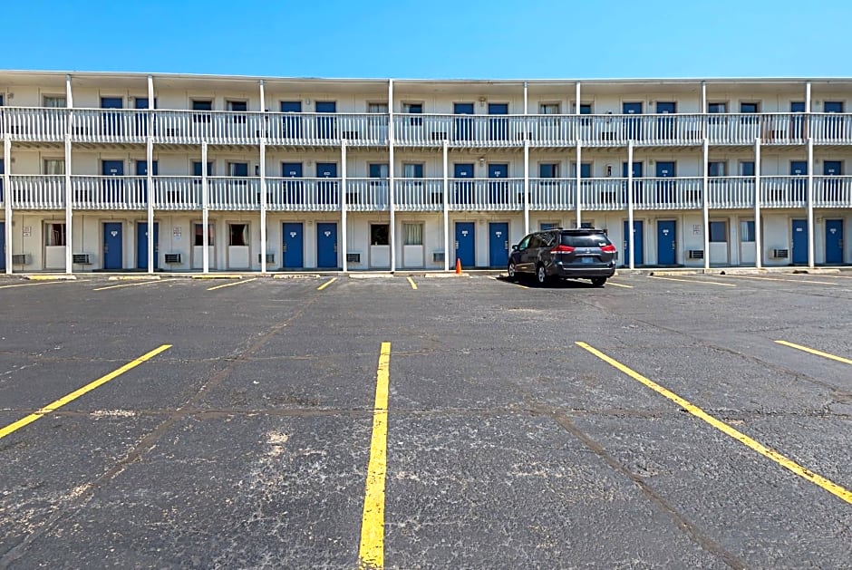 Motel 6-Blue Springs, MO