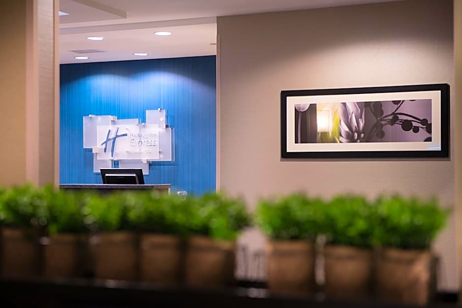 Holiday Inn Express & Suites Bakersfield Airport By IHG